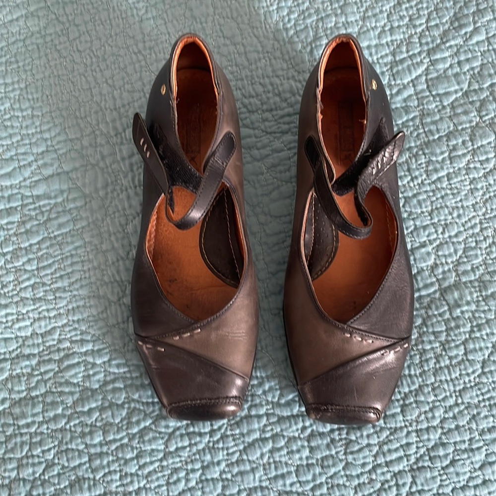 Black and Grey Pikolino square toe shoe